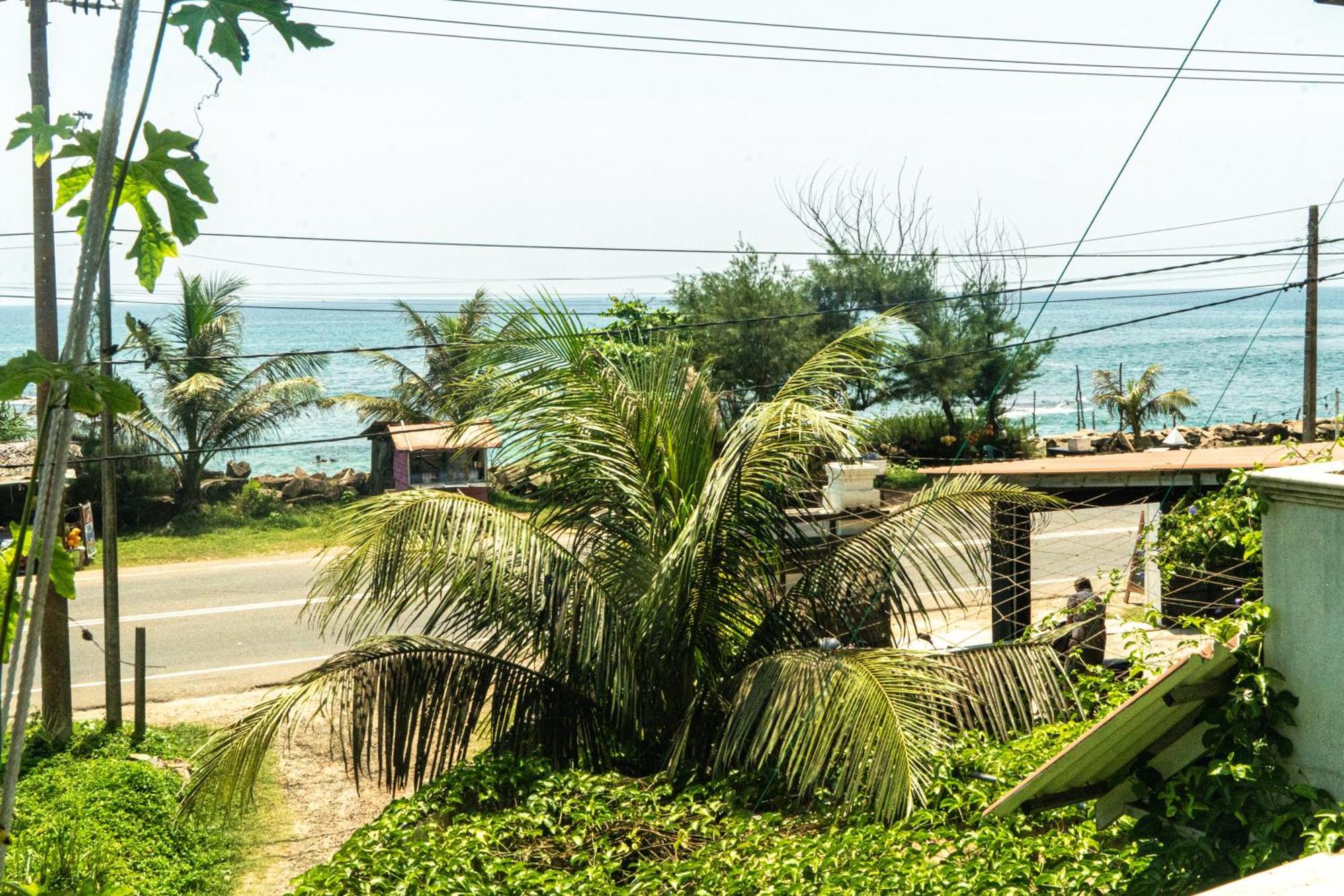 Cocos Hotel Midigama East Exterior foto